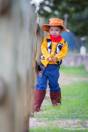 criança vestida de cawboy