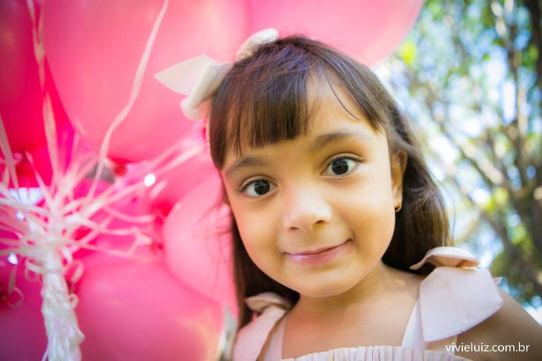 menina com balões