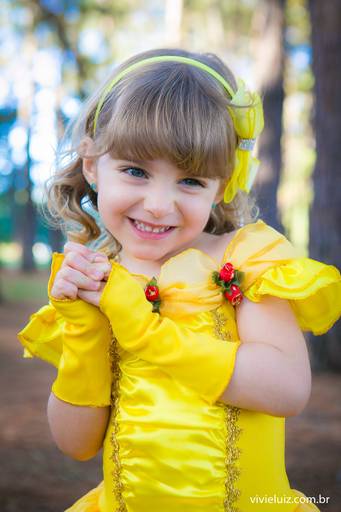 menina fantasiada  de princesa