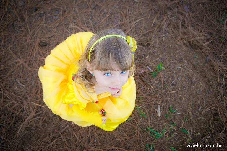 menina de vestido