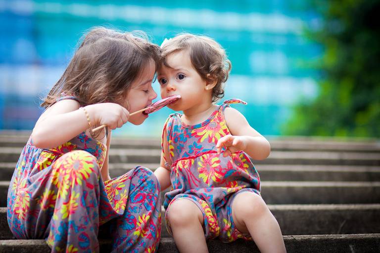 irmãs comendo juntas