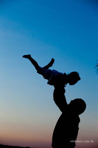 pai jogando o filho para cima