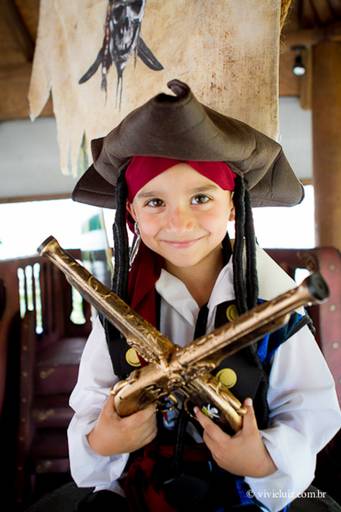 criança fantasiada de pirata