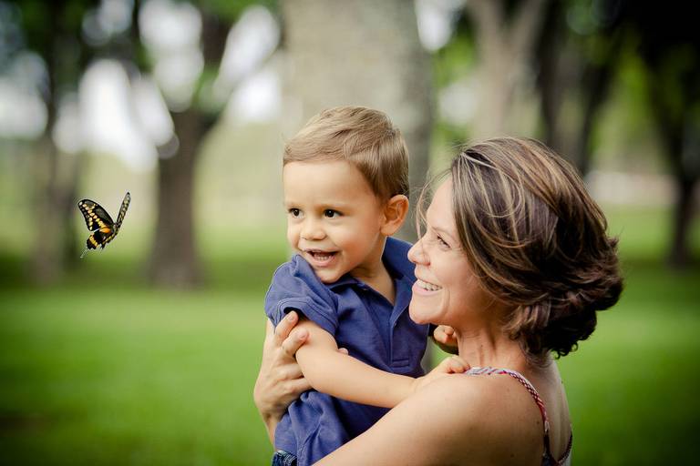 mãe e filho olhando a borboleta