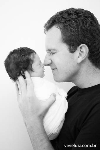 pai de nariz com nariz na sua filha bebê