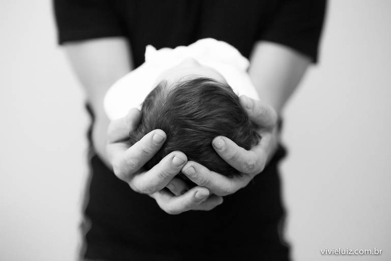 pai segurando sua filha nos braços