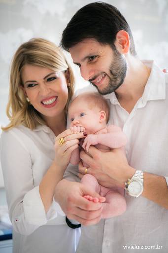 mãe e pai segurando o sue filho