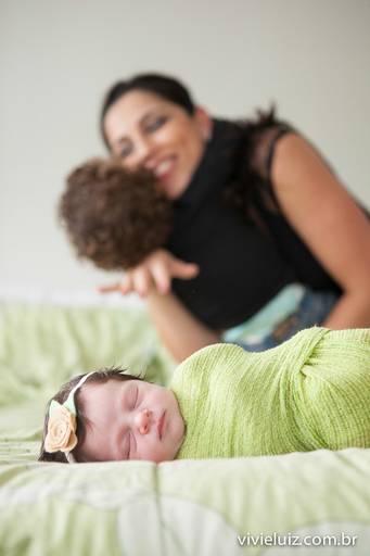 bebê dormido com a família atrás