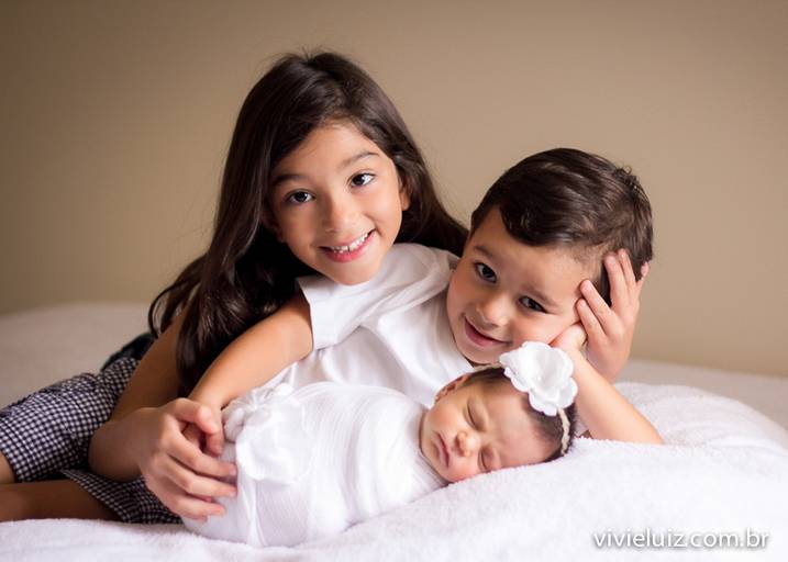 irmãos com a nova irmã recém nascida