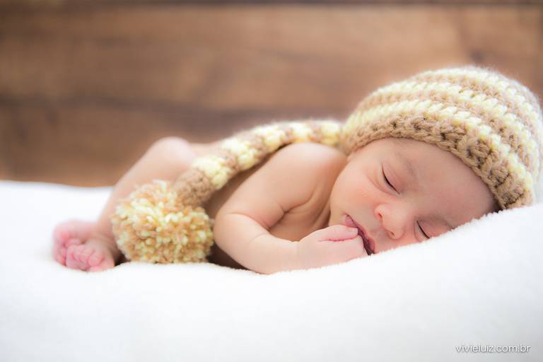 bebÊ dormindo com touca