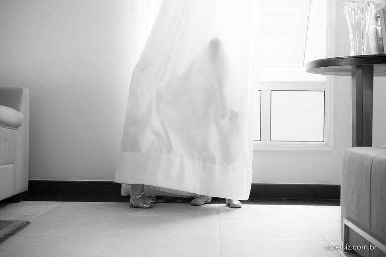 crianças brincando de se esconderem atrás da cortina