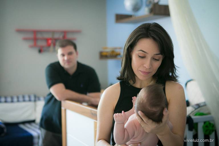 mãe segurando o bebê no quarto dele 