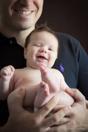 bebê com o seu pai sorrindo