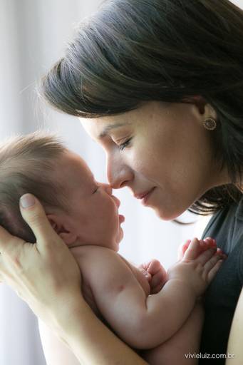 nariz da mãe encontando no nariz do seu bebê