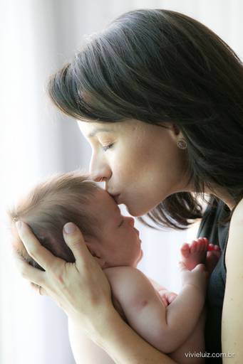 beijo da mãe na testa do bebê