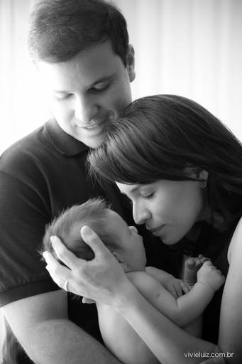 abraço da mãe e do pai no bebê