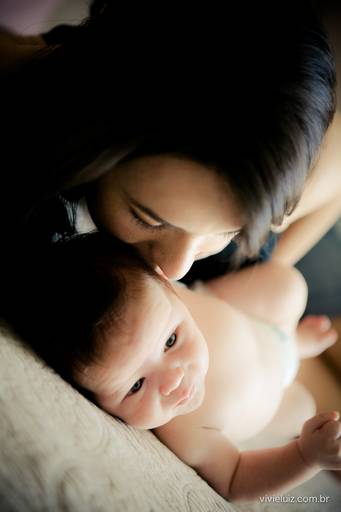 beijo da mamãe no filho