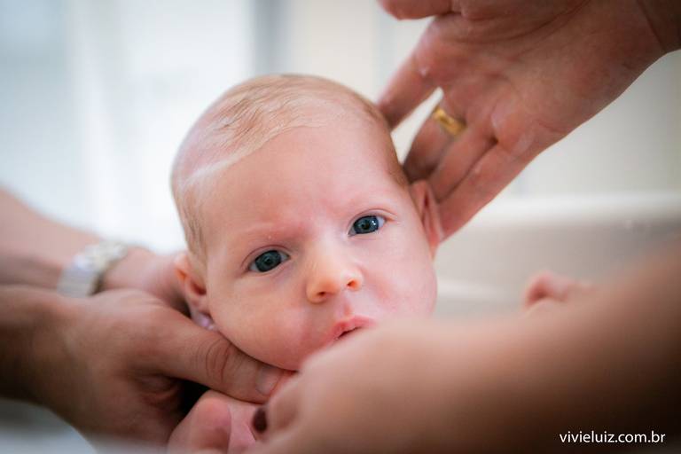 mãe e pai dando carinho no filho bebê