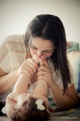 mãe beijando os pés do bebê