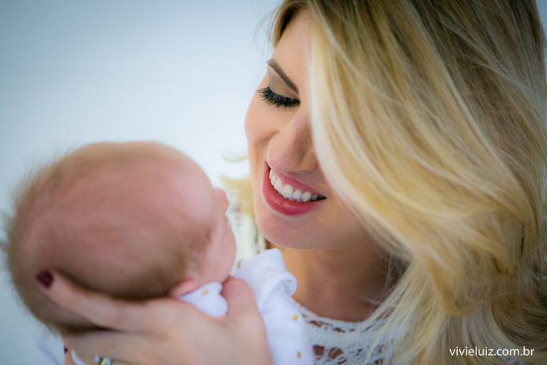 mãe olha sorrindo para o seu filho bebê