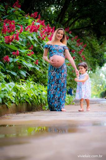 mãe grávida e filha andando