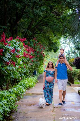 família caminhando junta