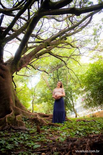 mulher segurando a sua barriga grávida 