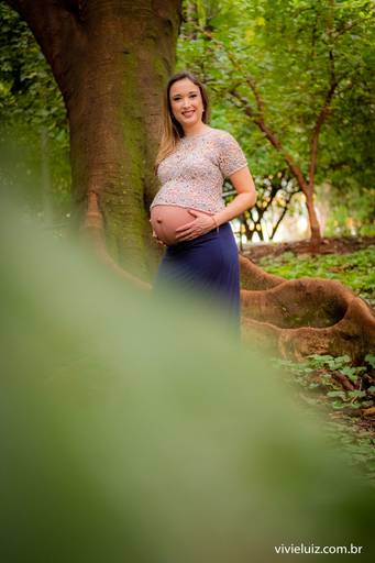 mulher segurando a sua barriga grávida 