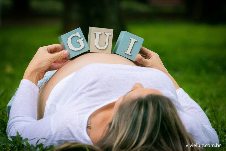 grávida deitada com o nome do seu filho