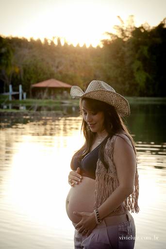 mulher grávida na fazenda