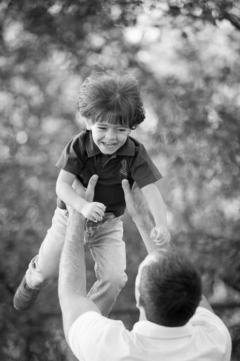 pai brincando com o filho