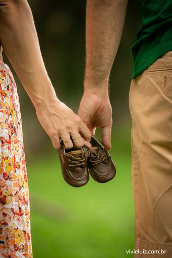pais segurando o sapato do filho