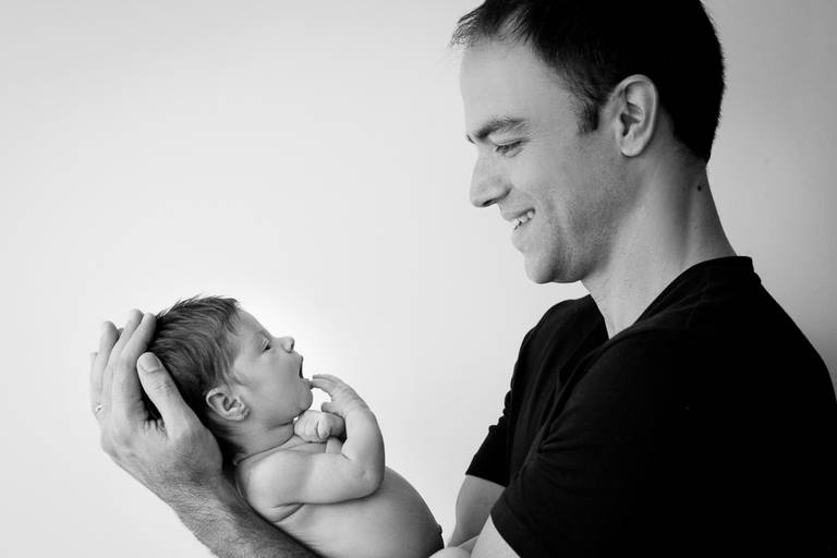 pai segurando o filho nos braços 