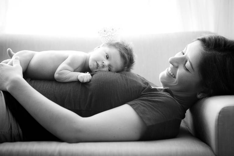 bebê deitado na barriga da mãe