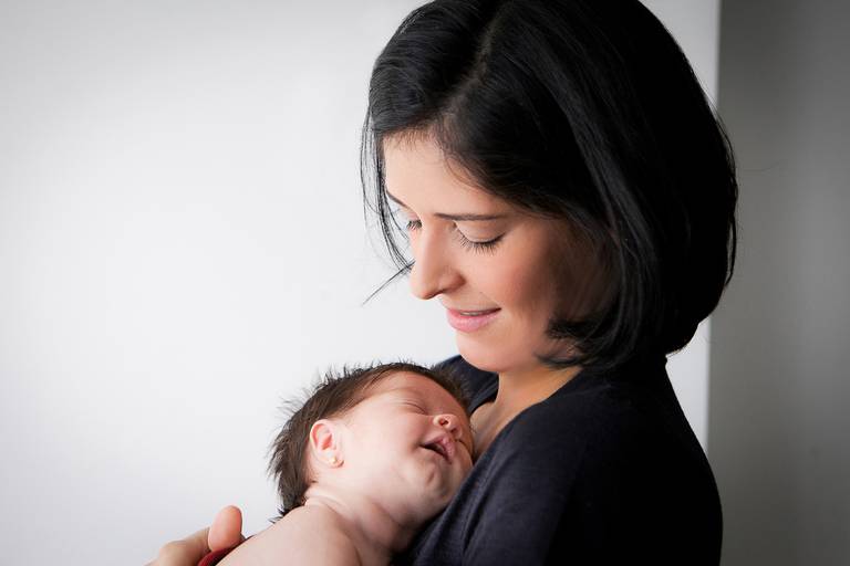 bebê no colo da mãe