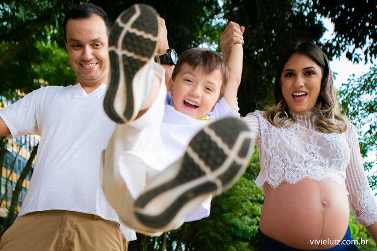 pais brincando com o filho