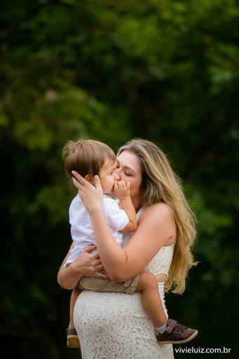 mãe dando um beijo no filho