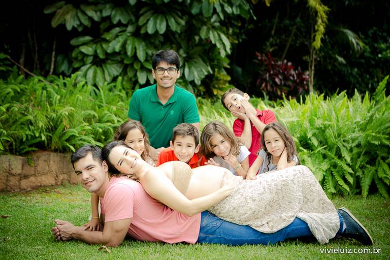 família reunida esperando o mais novo filho