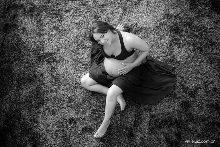mulher grávida no tapete