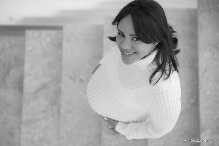 mulher grávida na escada