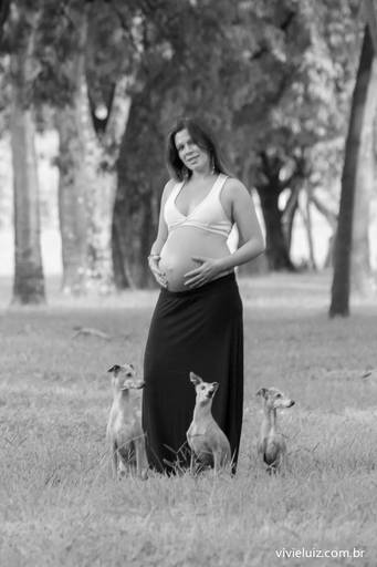 mulher grávida com os seu cachorros