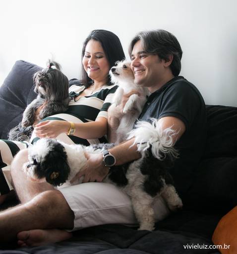 mulher grávida com o seus cachorros