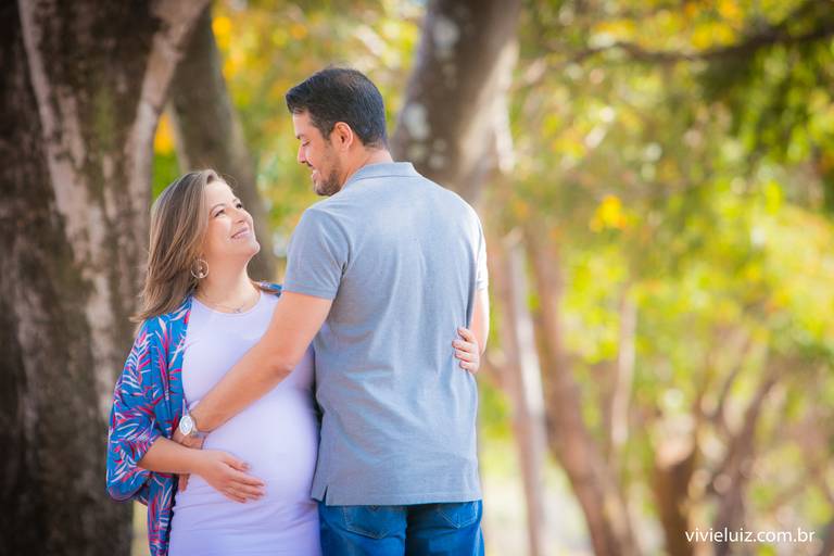marido e mulher grávidos