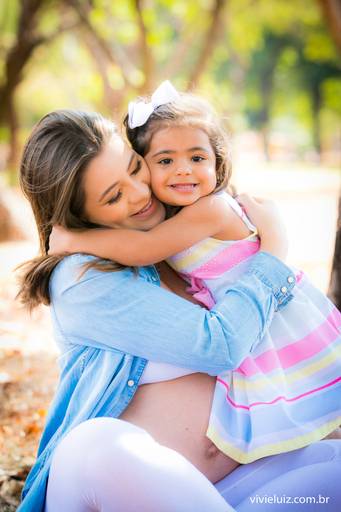 mãe abraçando a filha