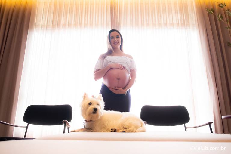mulher grávida  com um cachorro
