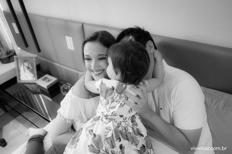 abraço da filha nos pais