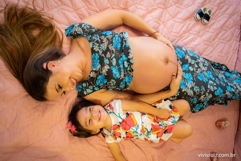 mãe gravida com sua filha