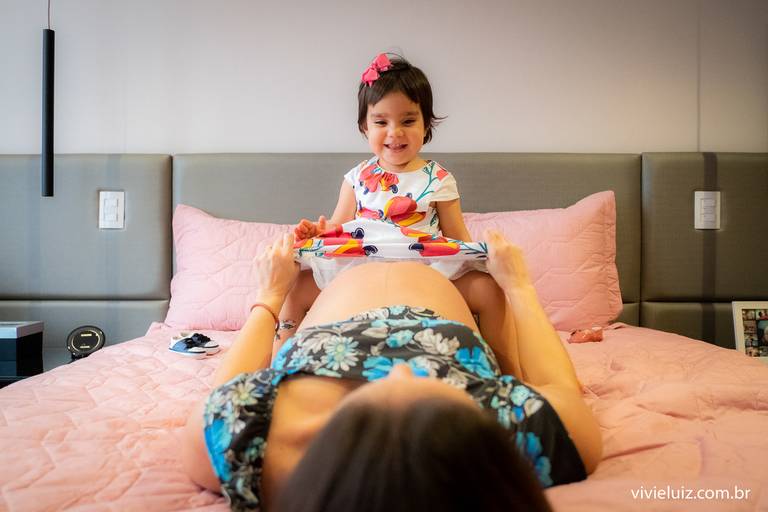 filha em cima da mãe grávida 