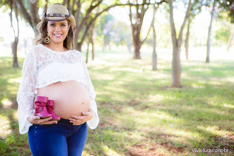 mulher grávida na fazenda