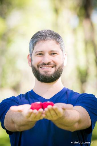 pai segurando os sapatinhos da filha